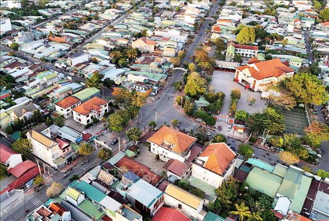Ngã tư Ngân hàng, giao giữa hai con đường chính 30/4 và 3/2, chạy qua trung tâm thị trấn Đạ Tẻh. Ảnh: Hồng Đạt - TTXVN
