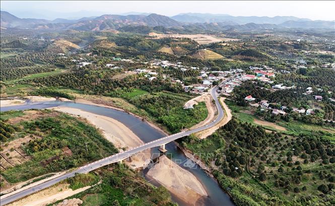 Cầu Đạ Quay bắc qua sông Đạ Huoai, ranh giới tự nhiên giữa hai huyện Đạ Huoai và Đạ Tẻh trước đây. Ảnh: Hồng Đạt - TTXVN
