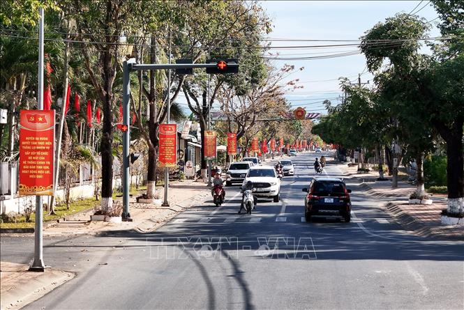  Đường 30/4 chạy qua trung tâm thị trấn Đạ Tẻh, huyện lỵ của huyện Đạ Huoai, trong ngày đầu năm mới Ất Tỵ 2025. Ảnh: Hồng Đạt - TTXVN
