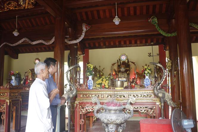 Tục thờ rắn là tín ngưỡng tự nhiên, phản ánh mối quan hệ mật thiết giữa con người và môi trường lao động nông nghiệp. Ảnh: Bích Huệ - TTXVN