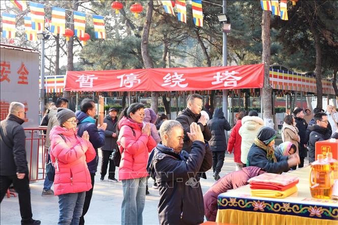 Người dân Trung Quốc cầu nguyện cho một năm mới cả gia đình hạnh phúc an khang. Ảnh: Quang Hưng - Phóng viên TTXVN tại Trung Quốc.