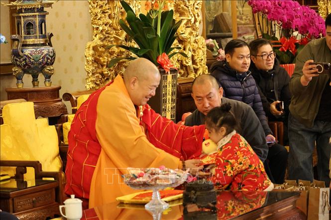 Các cháu nhỏ được Trụ trì của Ling Quang Tự tặng quà nhân dịp đầu năm mới. Ảnh: Quang Hưng - Phóng viên TTXVN tại Trung Quốc.