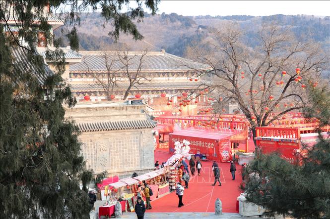 Quang cảnh trang hoàng của chùa Linh Quang Tự. Ảnh: Quang Hưng - Phóng viên TTXVN tại Trung Quốc.