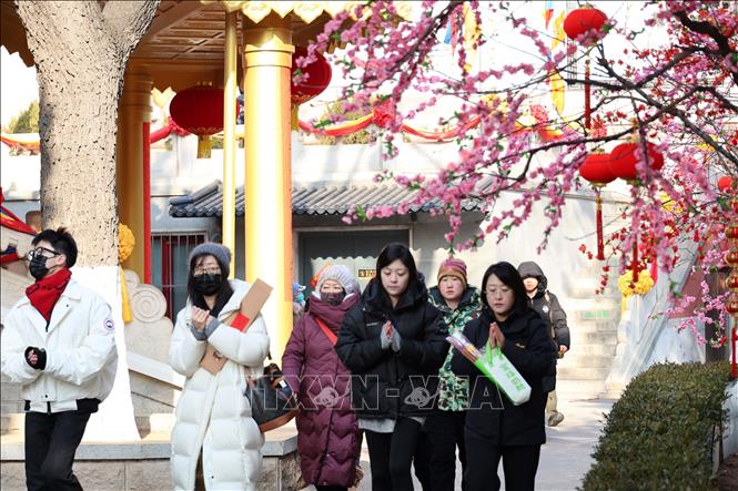 Người dân Trung Quốc vãn cảnh chùa và cầu mong một năm mới hạnh phúc, an khang. Ảnh: Quang Hưng - Phóng viên TTXVN tại Trung Quốc.
