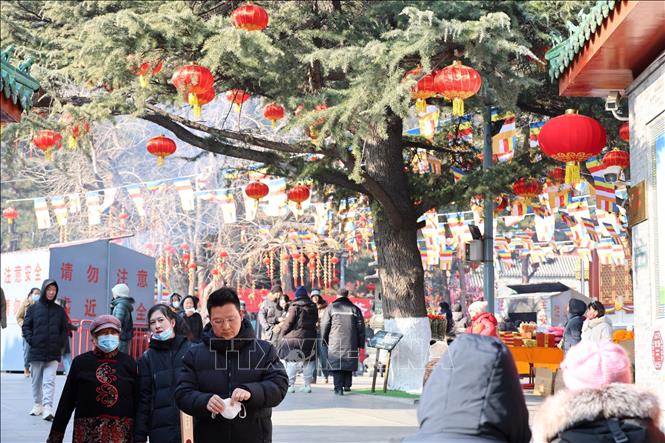 Người dân Bắc Kinh đến chùa Linh Quang Tự - một trong những ngôi chùa cổ kính ở Bắc Kinh để cầu mong hạnh phúc, bình an đến với gia đình trong dịp năm mới. Ảnh: Quang Hưng - Phóng viên TTXVN tại Trung Quốc.