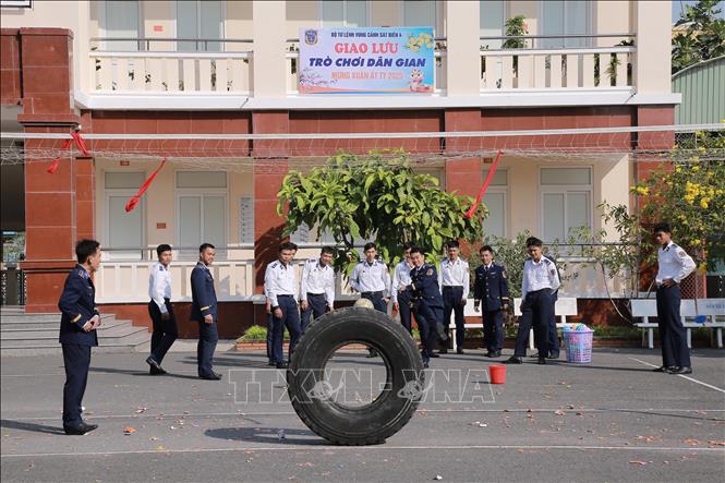 Cán bộ, chiến sĩ tham gia trò chơi đá bóng qua lốp xe. Ảnh: TTXVN phát