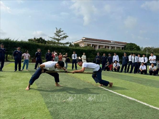Màn so tài đẩy gậy của các chiến sĩ. Ảnh: TTXVN phát