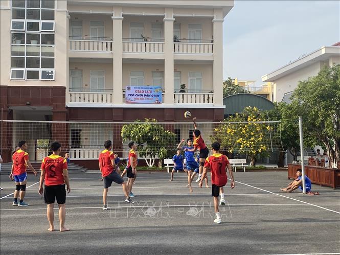 Cán bộ, chiến sĩ giao lưu thi đấu bóng chuyền. Ảnh: TTXVN phát
