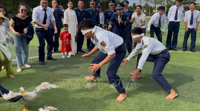 Tổ chức trò chơi bịt mắt bắt vịt. Ảnh: TTXVN phát