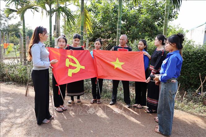 Đảng ủy xã Cư M’gar, huyện Cư M’gar, tỉnh Đắk Lắk cùng buôn trưởng Trăp phổ biến, triển khai mô hình “Đường cờ Tổ quốc” trong hội viên phụ nữ, thanh niên và nhân dân. Ảnh: Hoài Thu – TTXVN
