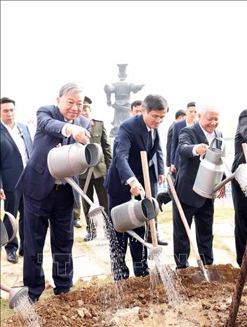 Tổng Bí thư Tô Lâm và đoàn công tác Trung ương dự Lễ phát động “Tết trồng cây đời đời nhớ ơn Bác Hồ” Xuân Ất Tỵ 2025. Ảnh: Thống Nhất – TTXVN