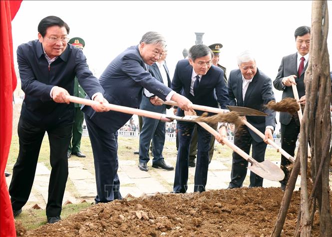 Tổng Bí thư Tô Lâm và đoàn công tác Trung ương  dự Lễ phát động “Tết trồng cây đời đời nhớ ơn Bác Hồ” Xuân Ất Tỵ 2025. Ảnh: Thống Nhất – TTXVN