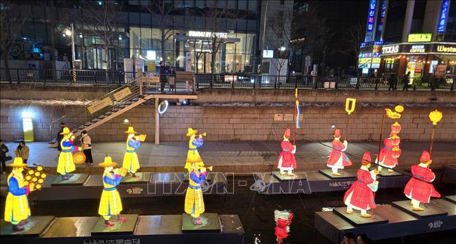 Đèn lồng với chủ đề một đám rước của triều đình phong kiến Hàn Quốc. Ảnh: Đức Thắng - P/v TTXVN tại Seoul