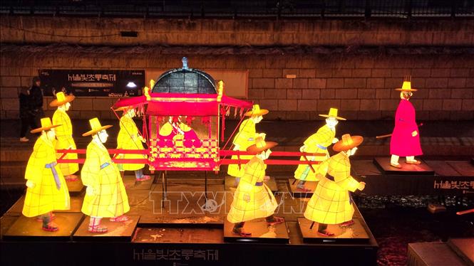 Đèn lồng với chủ đề một đám rước của triều đình phong kiến Hàn Quốc. Ảnh: Đức Thắng - P/v TTXVN tại Seoul