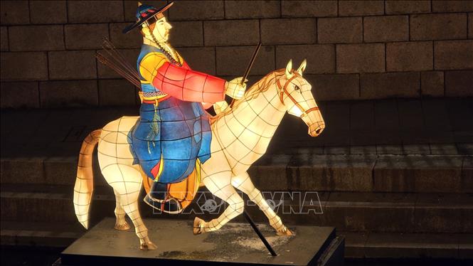 Một viên quan võ cưỡi ngựa trong đoàn tùy tùng của một đám rước triều đình phong kiến Hàn Quốc. Ảnh: Đức Thắng - P/v TTXVN tại Seoul