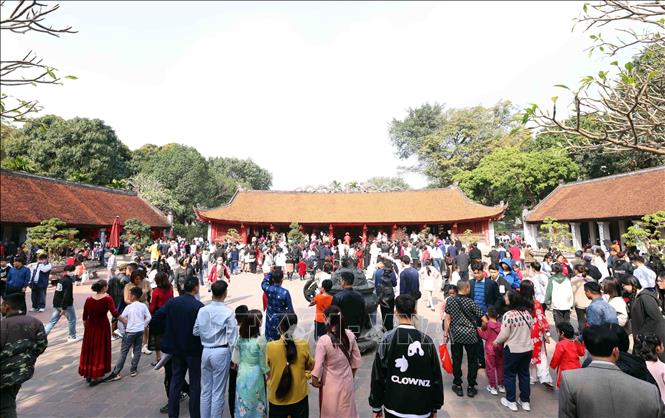 Đông đảo người dân du Xuân tham quan Khu di tích Văn Miếu - Quốc Tử Giám trong mùng 3 Tết Nguyên đán Ất Tỵ 2025. Ảnh: Phạm Kiên - TTXVN