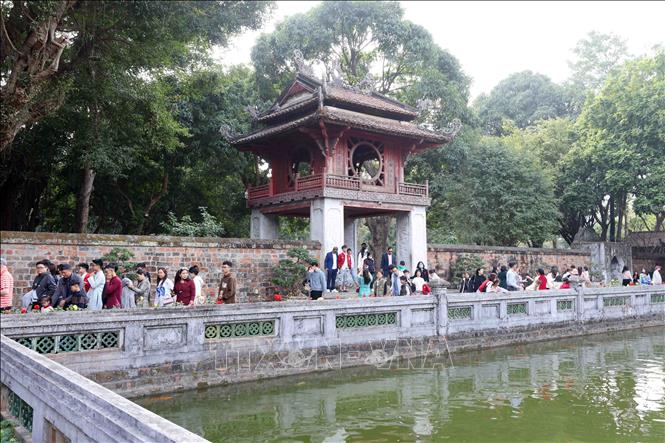 Đông đảo người dân du Xuân tham quan Khu di tích Văn Miếu - Quốc Tử Giám trong mùng 3 Tết Nguyên đán Ất Tỵ 2025. Ảnh: Phạm Kiên - TTXVN