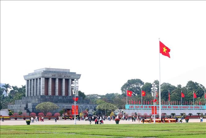 Quảng trưởng Ba Đình lịch sử trong tiết trời nắng xuân ấm áp mùng 3 Tết Nguyên đán Ất Tỵ 2025. Ảnh: Phạm Kiên - TTXVN