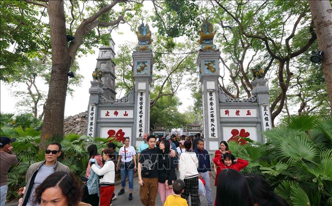 Đông đảo người dân và du khách tham quan tại khu di tích đền Ngọc Sơn vào ngày mùng 3 Tết. Ảnh: Phạm Kiên - TTXVN