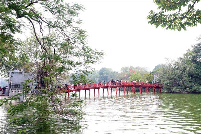 Đông đảo người dân và du khách tham quan tại khu di tích cầu Thê Húc, đền Ngọc Sơn. Ảnh: Phạm Kiên - TTXVN