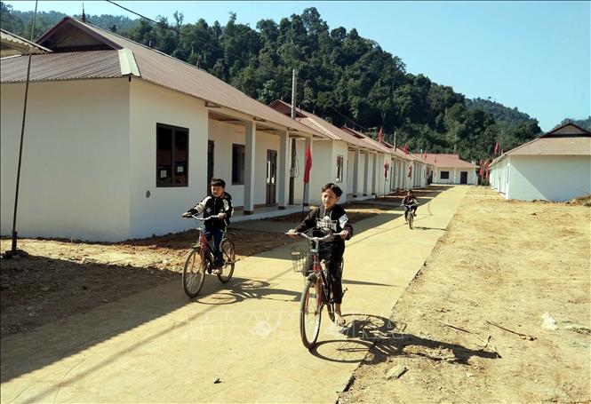 Twenty-five families of the Mong ethnic minority group in Ta Han hamlet in Cho Don district in the northern mountainous province of Bac Kan have found a new lease on life, now happily settling in a brand-new resettlement area. VNA Photo: Nguyễn Công Hải