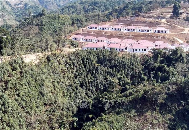 Twenty-five families of the Mong ethnic minority group in Ta Han hamlet in Cho Don district in the northern mountainous province of Bac Kan have found a new lease on life, now happily settling in a brand-new resettlement area. VNA Photo: Nguyễn Công Hải