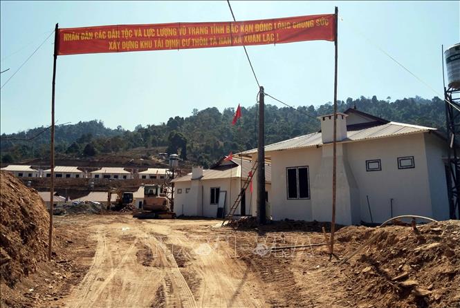 Each house, spanning about 120 sq.m, features three main rooms and a kitchen, all fitted with insulated metal roofing, brick walls and ceramic-tiled floors. VNA Photo: Nguyễn Công Hải