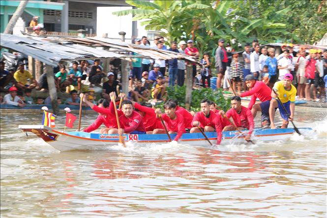 Đội vỏ lãi của huyện Trần Đề, tỉnh Sóc Trăng nổ lực quyết liệt về đích. Ảnh: Tuấn Phi-TTXVN
