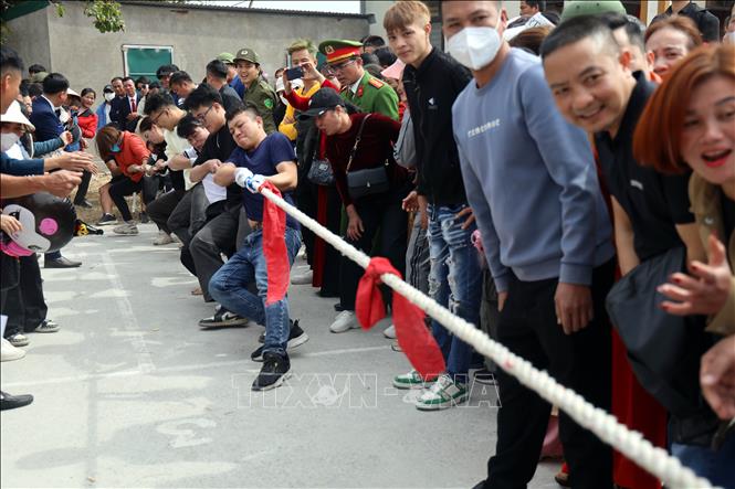 Trò chơi dân gian kéo co thu hút đông đảo các thôn tham gia