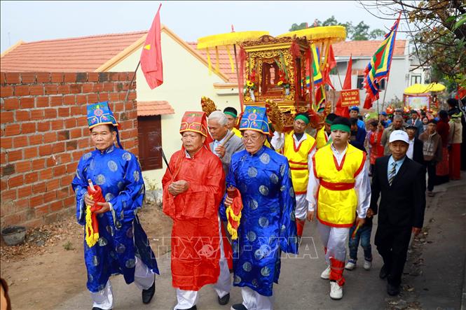 Các tộc họ rước lễ lên bia Tiên Công để báo công và thắp hương tiên tổ