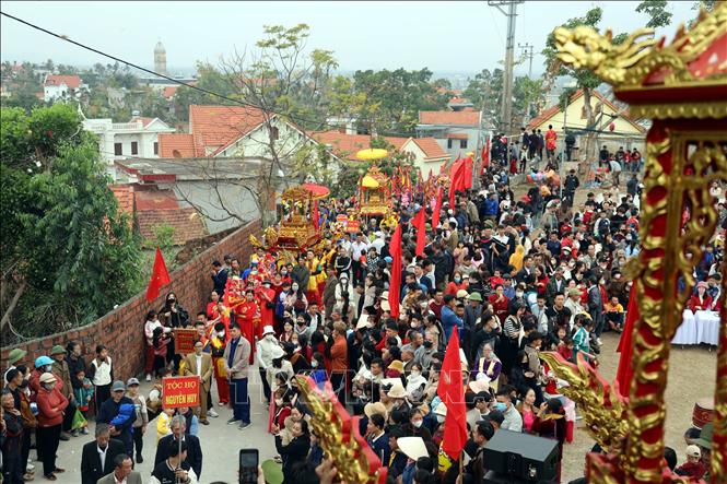 Các tộc họ rước lễ lên bia Tiên Công để báo công và thắp hương tiên tổ