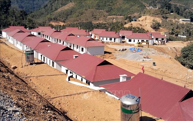 Twenty-five families of the Mong ethnic minority group in Ta Han hamlet in Cho Don district in the northern mountainous province of Bac Kan have found a new lease on life, now happily settling in a brand-new resettlement area. VNA Photo: Nguyễn Công Hải