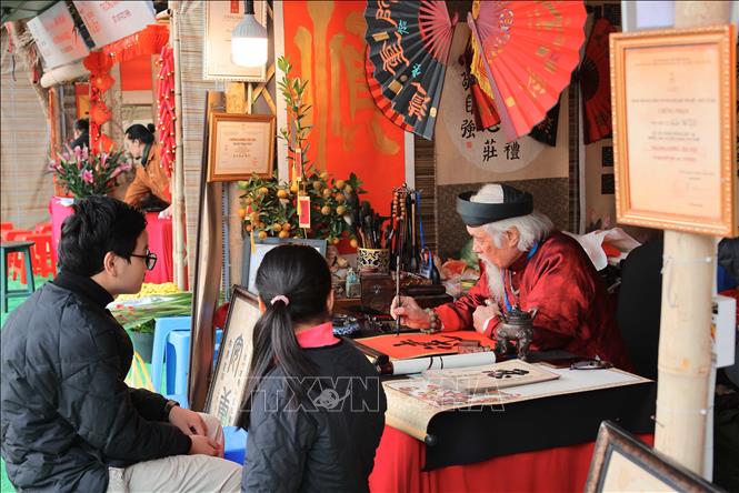 Calligraphy giving is a special traditional custom in Vietnam that originated from the art of writing beautifully. VNA Photo