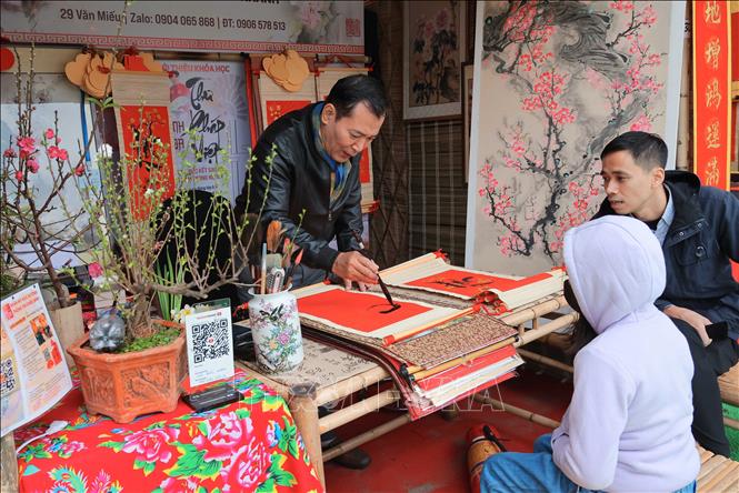 Some scholars also start a trend of having Vietnamese words written in calligraphic style. This has become popular for several years as a new aspect of culture. VNA Photo