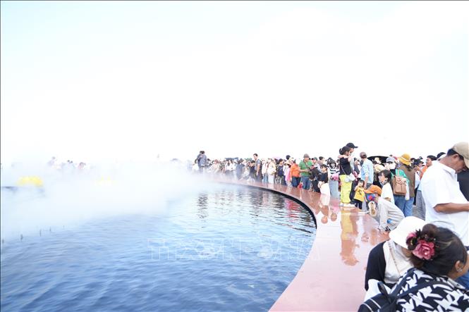 Visitors at Ba Den mountain, located at an altitude of 986m above sea level, is known as the roof of southern Vietnam and the signature attraction of Tay Ninh province. VNA Photo: Minh Phú