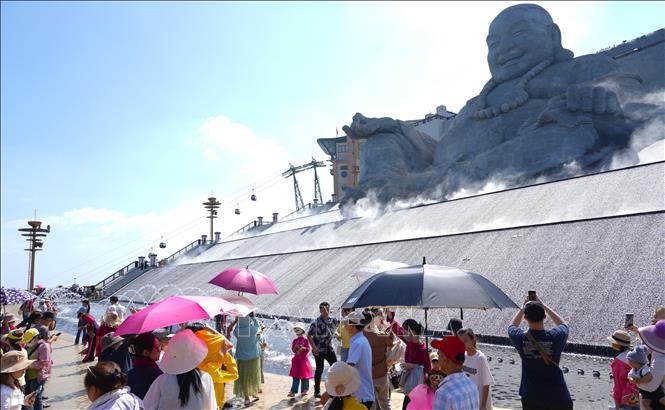 Visitors admire world's largest Maitreya Bodhisattva statue on Ba Den mountain. VNA Photo: Minh Phú