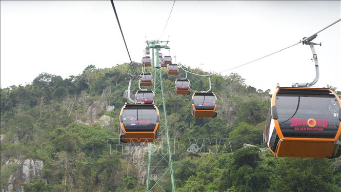 Cable cars on Ba Den mountain transport thousands of visitors during Tet holiday. VNA Photo: Minh Phú