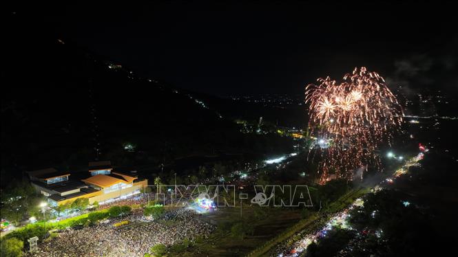 Fireworks during Ba Den festival's opening ceremony. The festival will last until February 27 (the 30th day of the first month of lunar calendar). VNA Photo: Minh Phú