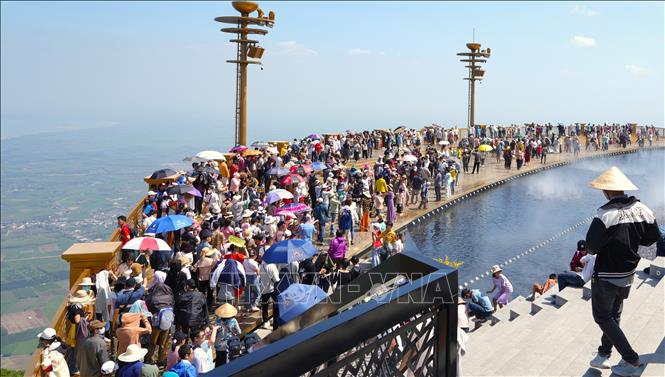 Thousands of visitors flock to Ba Den mountain, the roof of southern Vietnam, during Tet holiday. VNA Photo: Minh Phú
