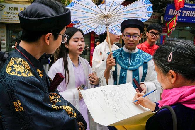 Mỗi một bản trẻ khoác lên mình bộ trang phục truyền thống, như một “đại sứ văn hóa”, một nhân tố để quảng bá, cũng như góp phần phục hồi văn hóa truyền thống Việt Nam. Ảnh: Khánh Hòa – TTXVN 