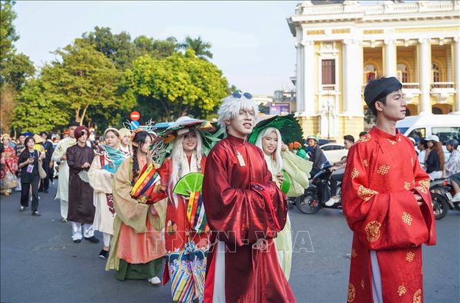 Các bạn trẻ kết hợp phong cách cá nhân cùng với cổ phục Việt tạo ra sự sáng tạo và tươi mới cho trang phục truyền thống. Ảnh: Khánh Hoà - TTXVN