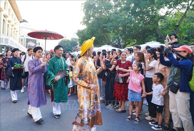 Diễu hành cổ phục Việt 