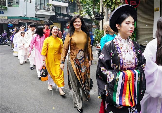 Trong đoàn diễu hành Bách hoa bộ hành tại Chương trình 