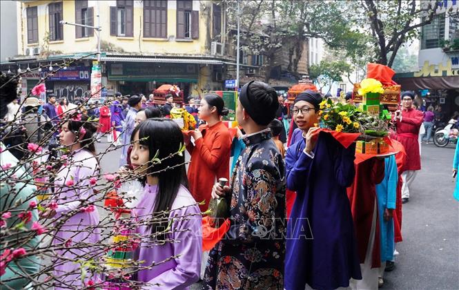 Hơn 400 người khoác trên mình cổ phục Việt diễu hành qua những con phố tấp nập của Hà Nội trong chuyên đề Bách hoa bộ hành tại chương trình “Tết Việt – Tết phố” diễu hành qua 16 tuyến phố, các di tích, danh thắng trong khu vực phố cổ Hà Nội và hồ Hoàn Kiếm ngày 19/1/2025. Ảnh: Khánh Hòa – TTXVN 