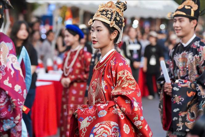 Mỗi một bản trẻ khoác lên mình bộ trang phục truyền thống, như một “đại sứ văn hóa”, một nhân tố để quảng bá, cũng như góp phần phục hồi văn hóa truyền thống Việt Nam. Ảnh: Khánh Hòa – TTXVN 