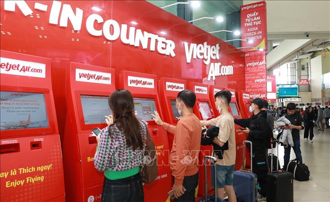 People at self check-in booths at Noi Bai International Airport. VNA Photo: Quốc Khánh 