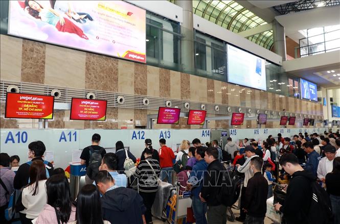 Thousands of people line up to check in at Noi Bai International Airport. VNA Photo: Quốc Khánh 