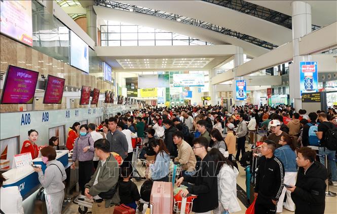 Thousands of people line up to check in at Vietjet Air booths. VNA Photo: Quốc Khánh 