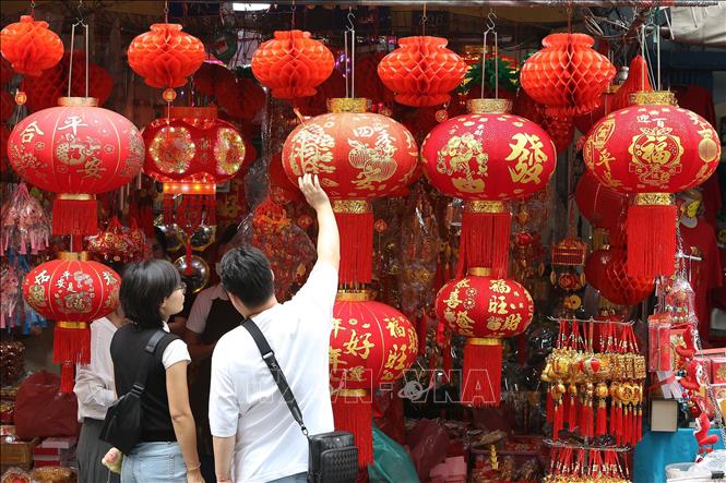 Đồ trang trí tết Nguyên đán được bày bán tại Bangkok, Thái Lan. Ảnh: THX/TTXVN