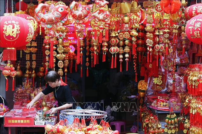 Đồ trang trí tết Nguyên đán được bày bán tại Bangkok, Thái Lan. Ảnh: THX/TTXVN